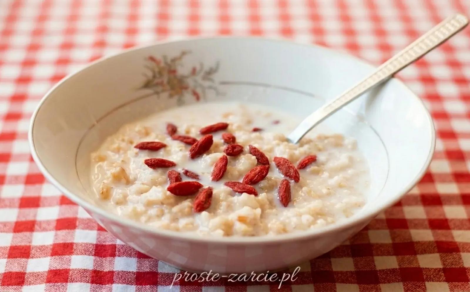 Owsianka na mleku z miodem i jagodami goji – zdrowe śniadanie w 5 minut