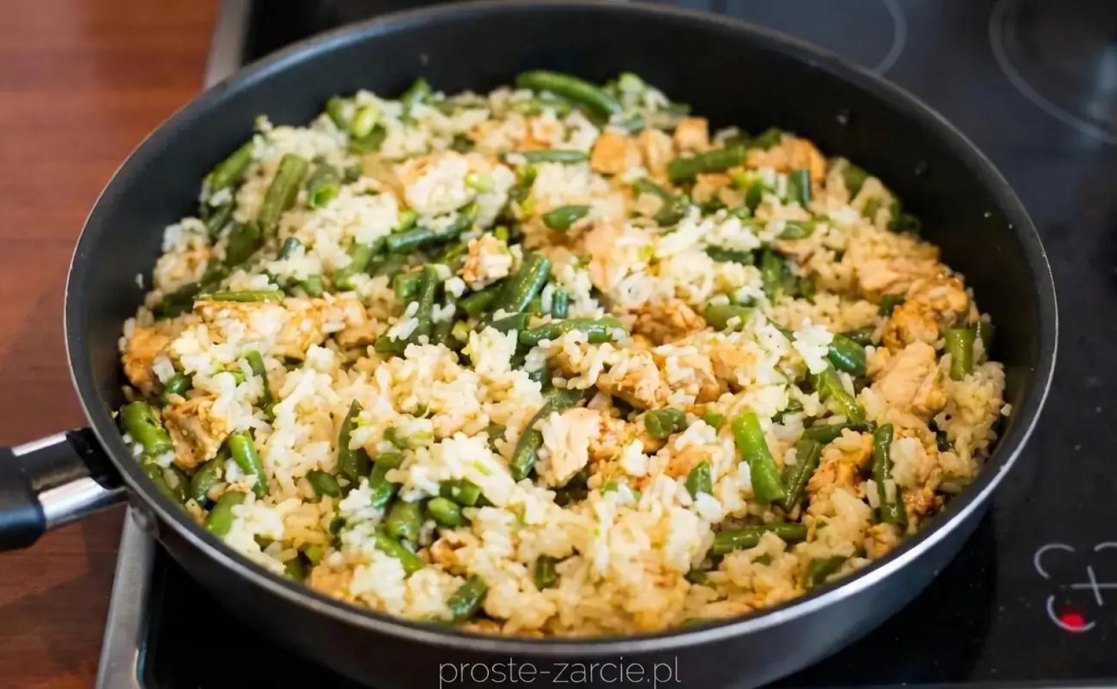 Kurczak z ryżem i fasolką – przepis na prosty obiad na co dzień
