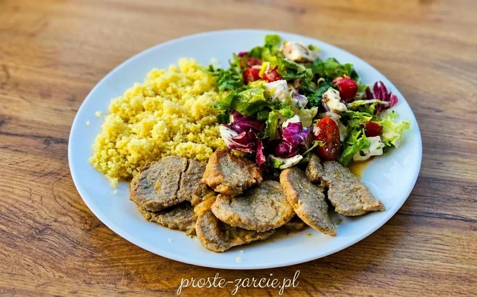 Polędwiczki wieprzowe w sosie własnym – przepis na kruche i soczyste mięso