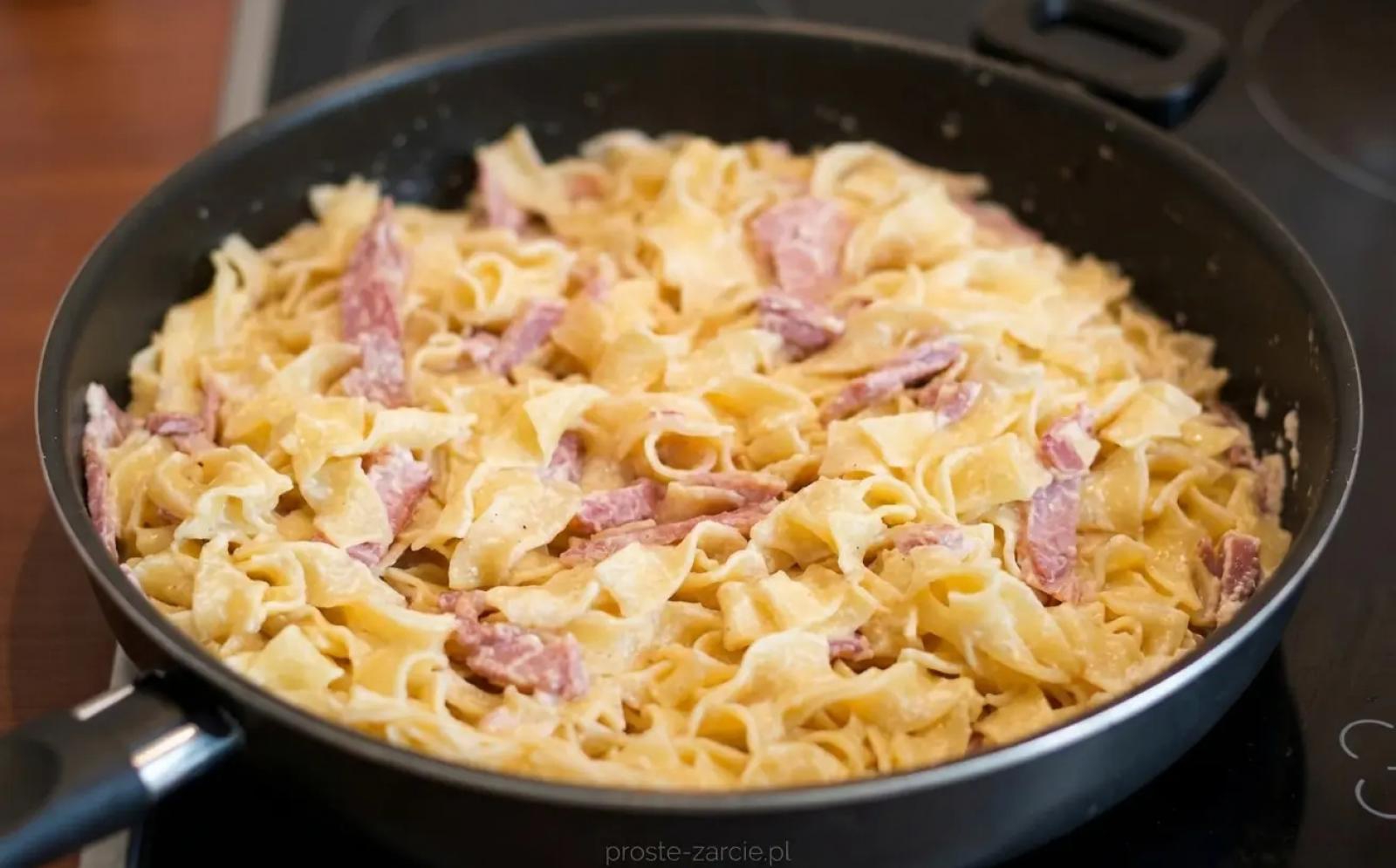 Makaron tagliatelle z szynką i śmietaną – kremowy obiad w 15 minut