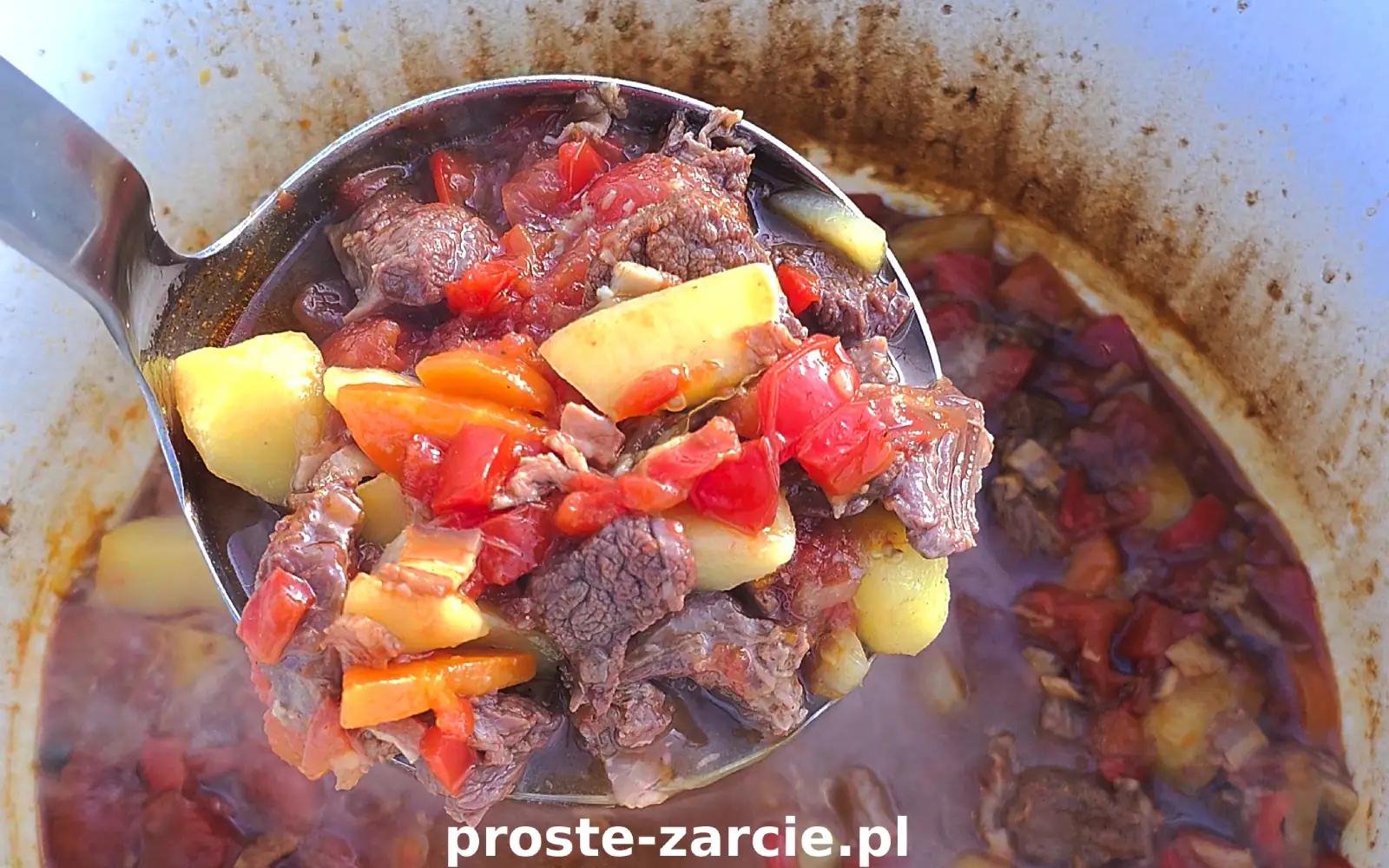 Bogracz czyli gulasz węgierski w kociołku – przepis na hit z ogniska