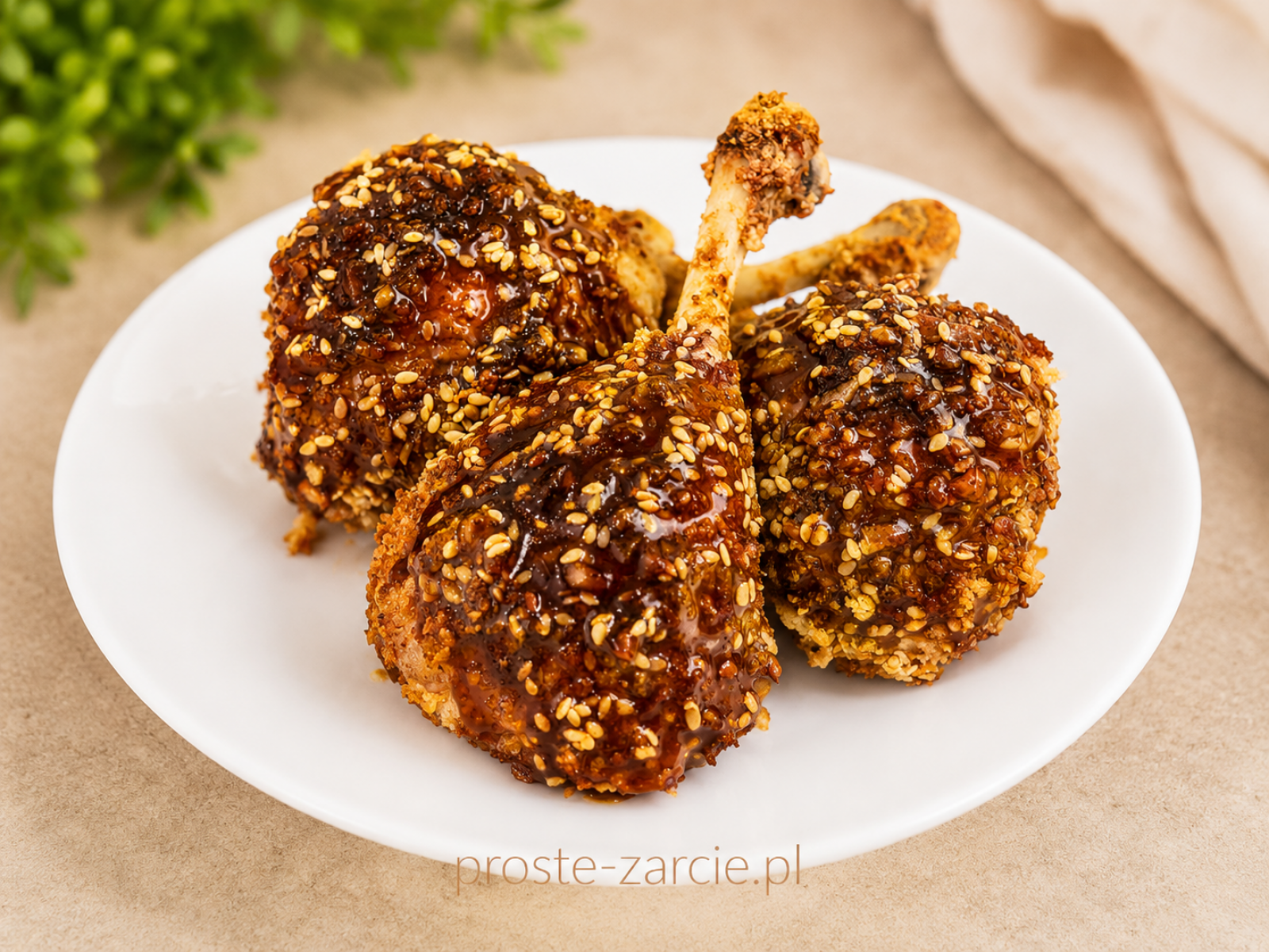 Kurczak po koreańsku podwójnie pieczony – chrupiące udka w pikantnym sosie gochujang