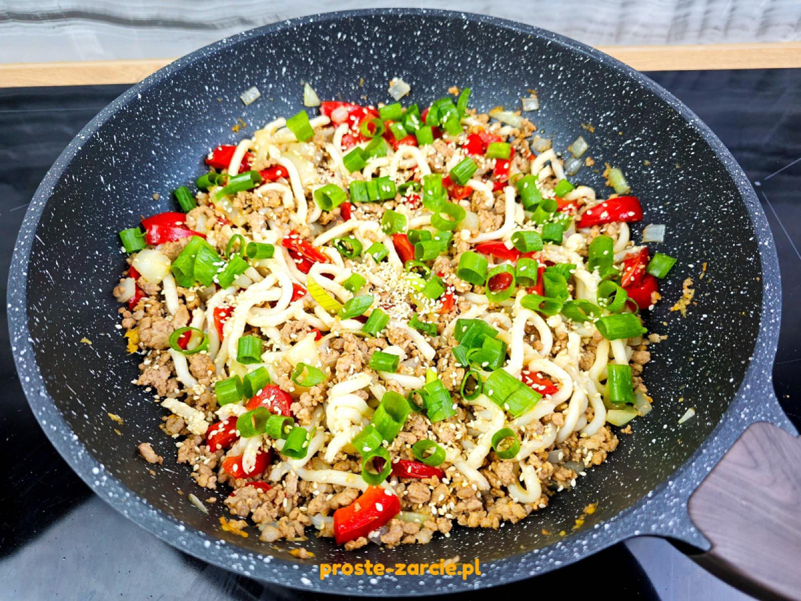 Makaron udon z wieprzowiną, papryką i sezamem
