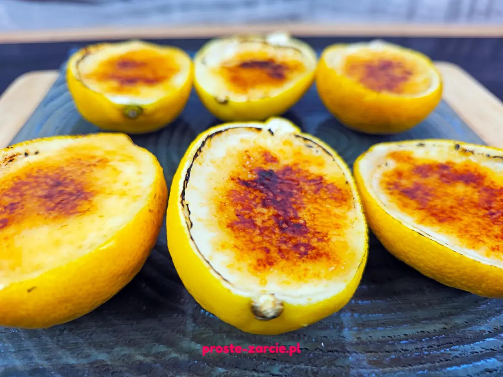 Cytrynowy crème brûlée podany w połówkach cytryn – efektowny i orzeźwiający deser