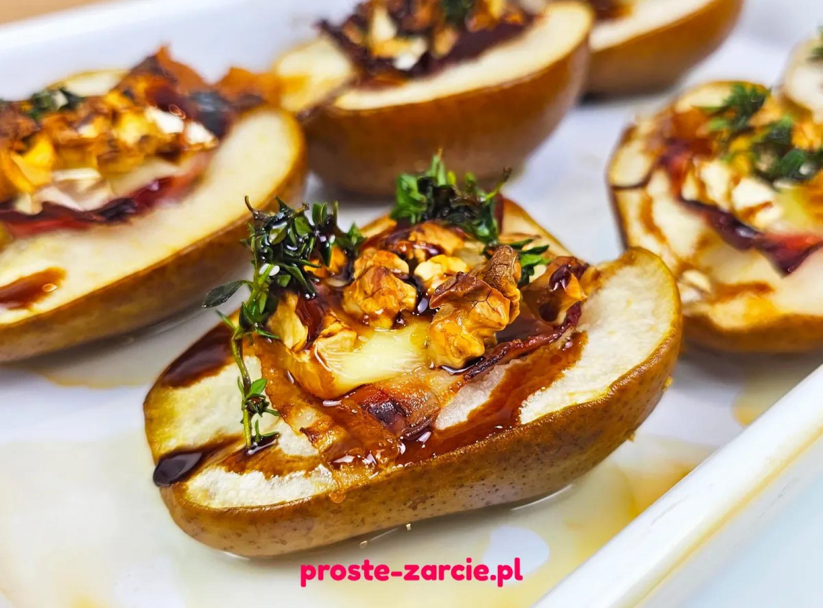 Pieczona gruszka z serem camembert, szynką dojrzewającą i orzechami