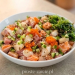 Sałatka sushi w misce...