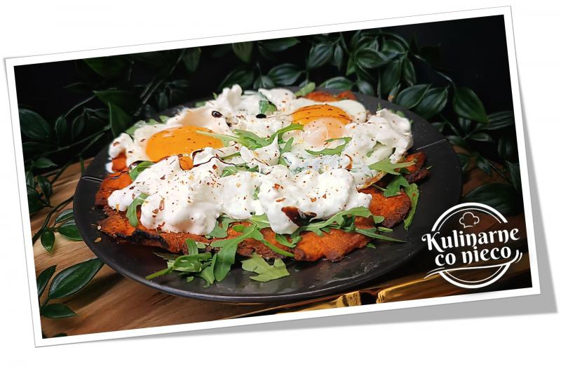 Batat Smash z Jajkiem i Burratą