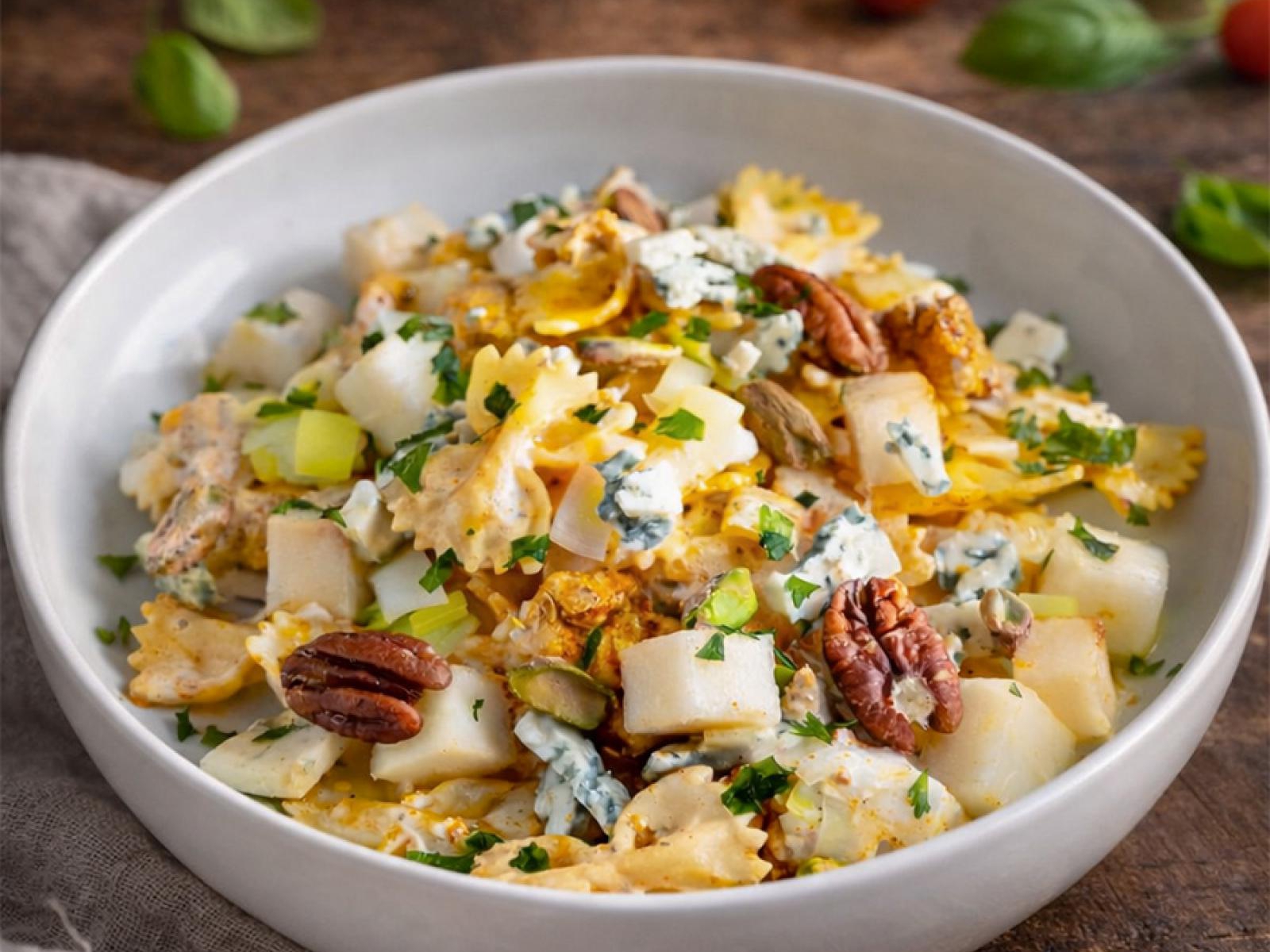 Sałatka z makaronem, kurczakiem i gruszką