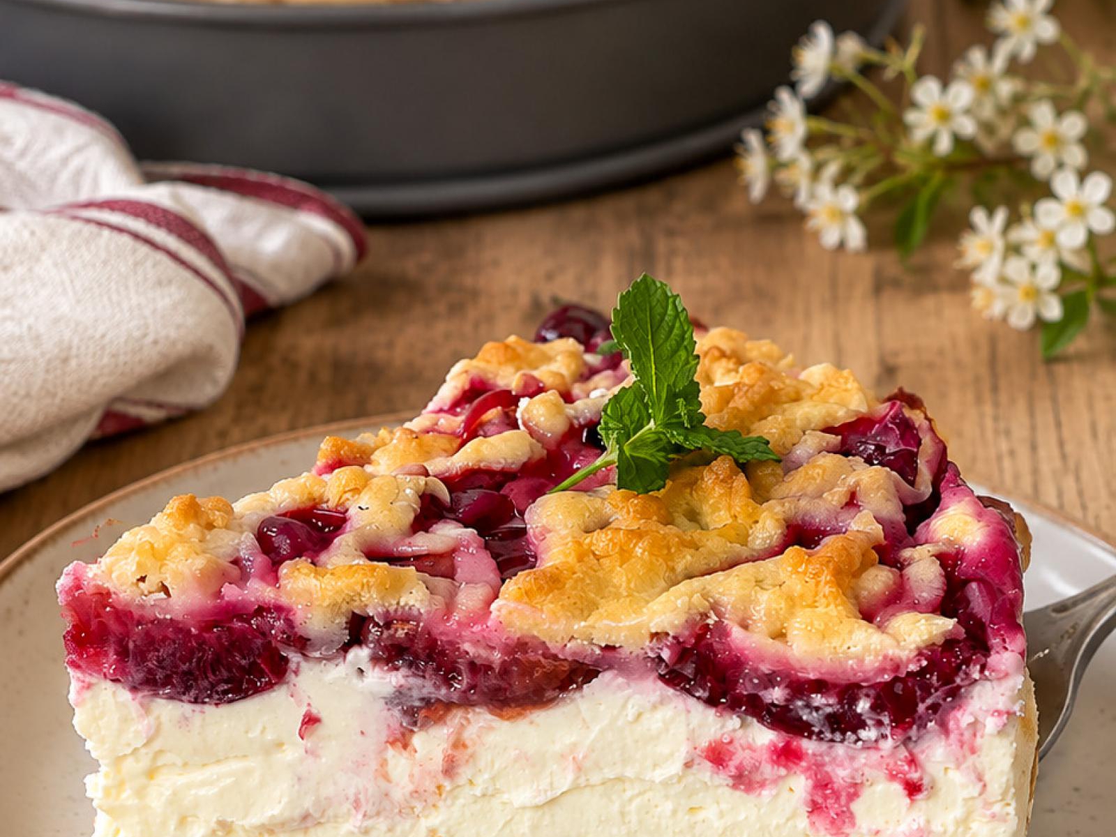 Sernik ze śliwkami na kruchym cieście