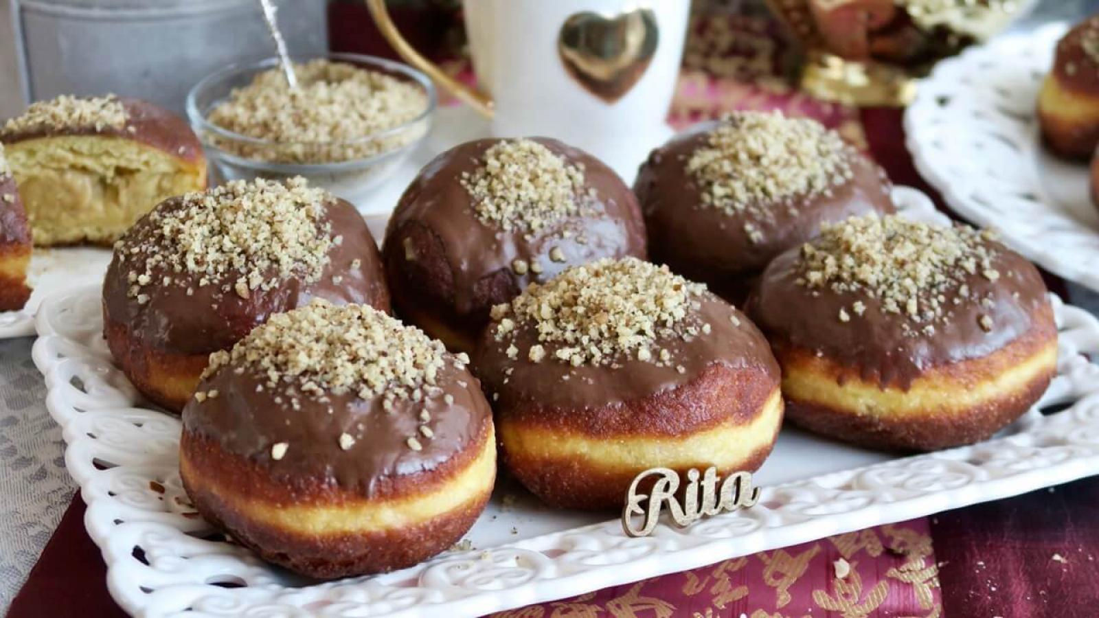 Pączki z Budyniem Karmelowym i Orzechami