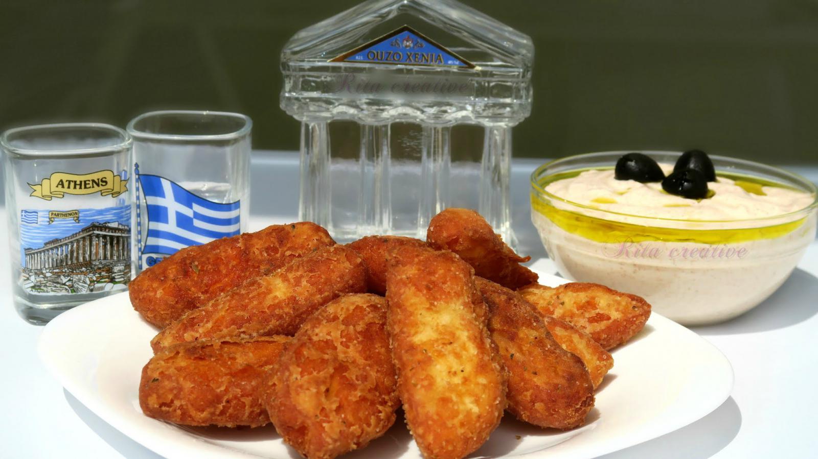 PALUSZKI HALLOUMI z pikantnym sosem jogurtowym.