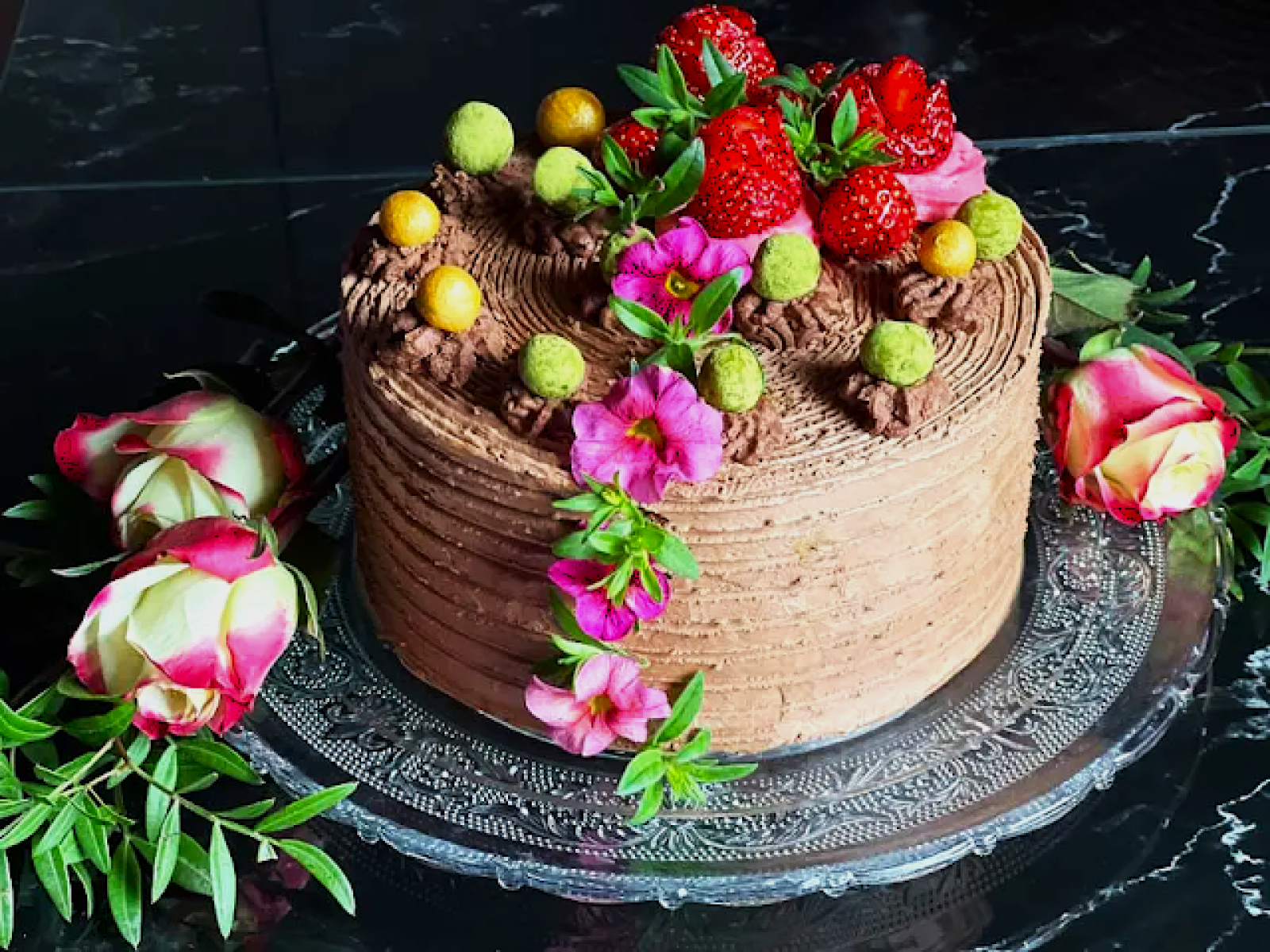 Tort czekoladowo -truskawkowy -Ganasche