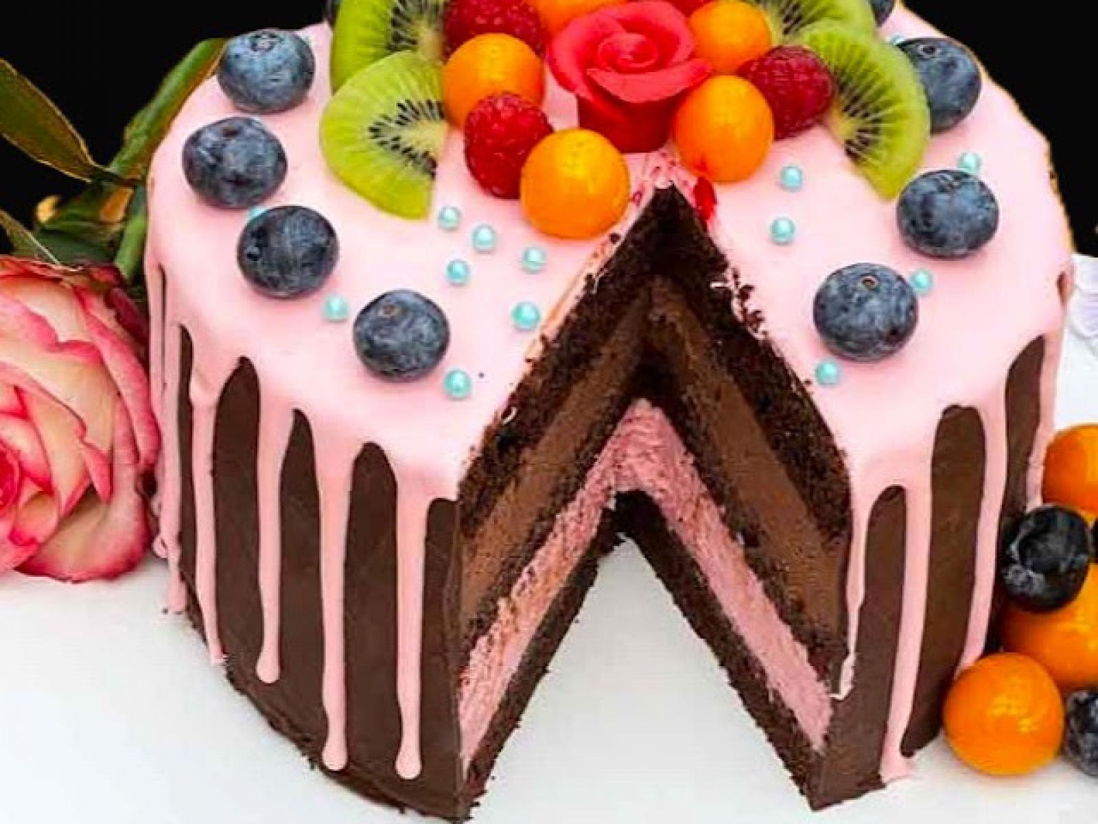 Tort czekoladowy- z -malinowym -kremem i - ganache