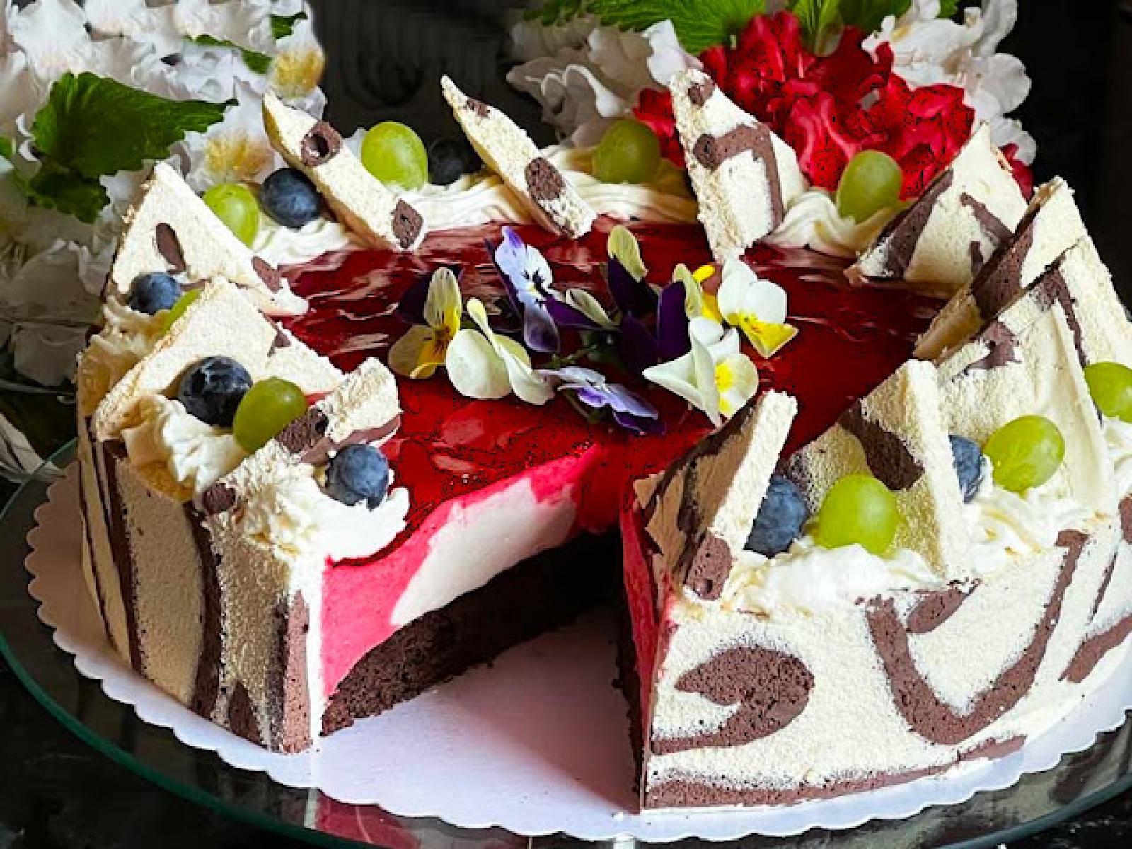 Tort truskawkowy -Mousse -z -lustrem -atrakcyjny