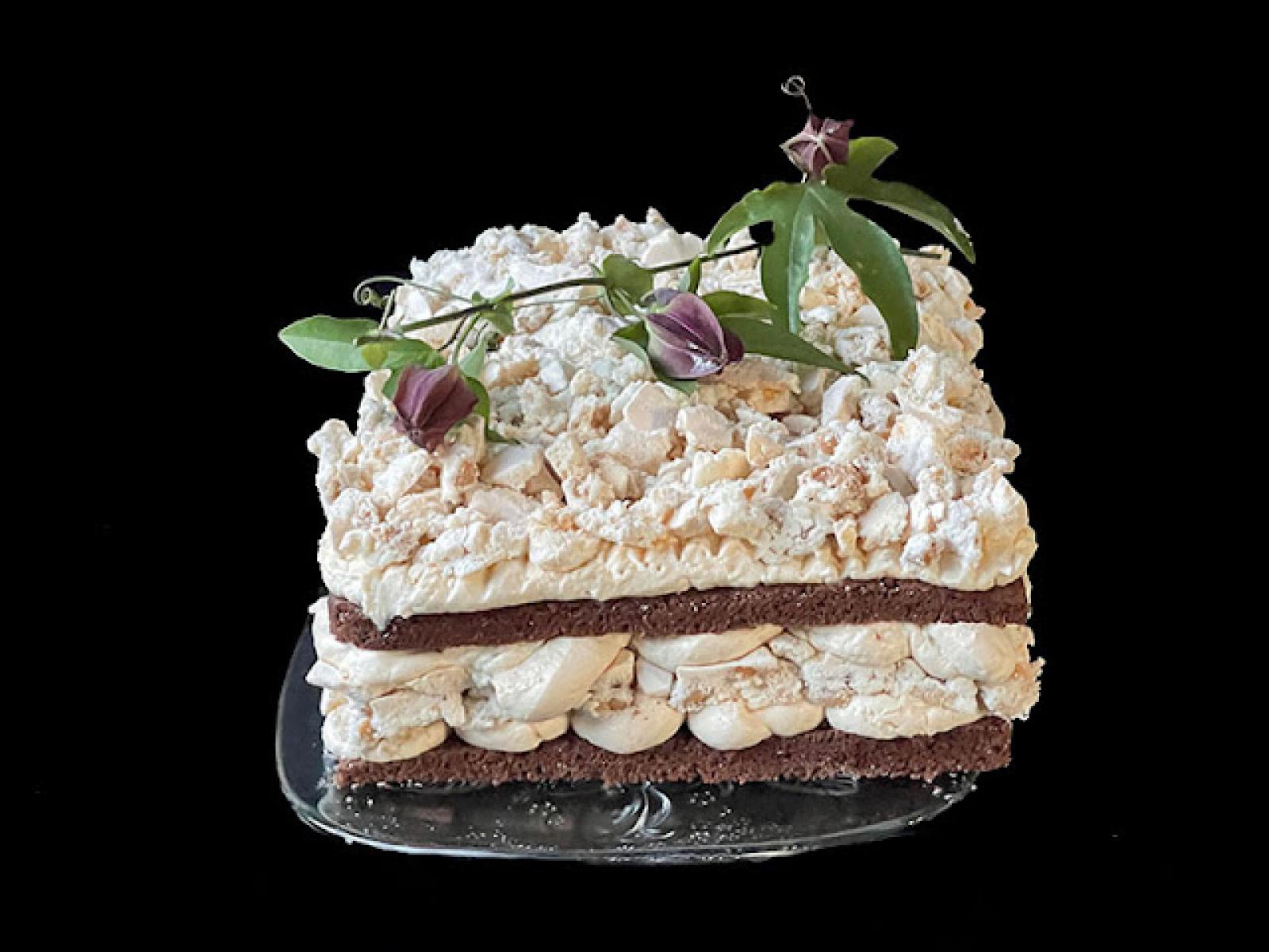 Tort kakaowo – karmelowy -z -bezą -orzechową