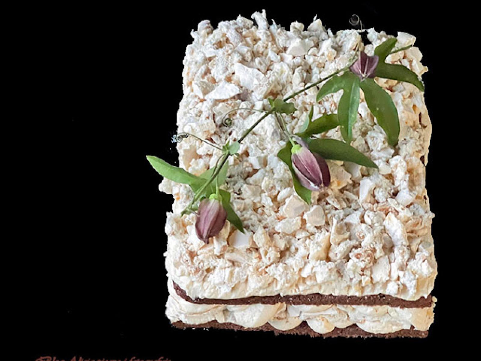 Tort kakaowo – karmelowy -z -bezą -orzechową