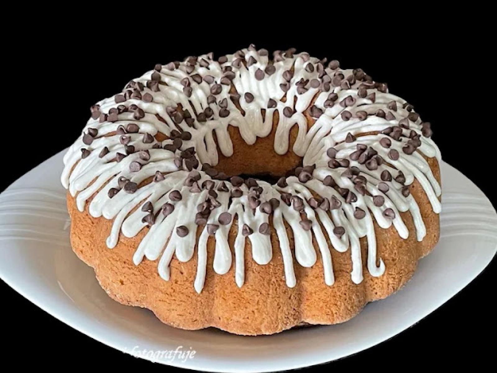 Babka ucierana -z -ciemnymi -winogronami - i-polewą- serową