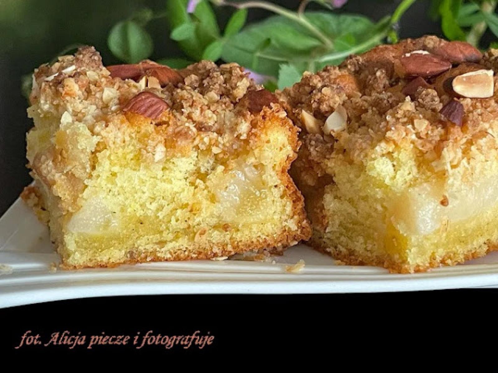 Aromatyczne -ciasto -z -gruszkami -i- kruszonką - marcepanową