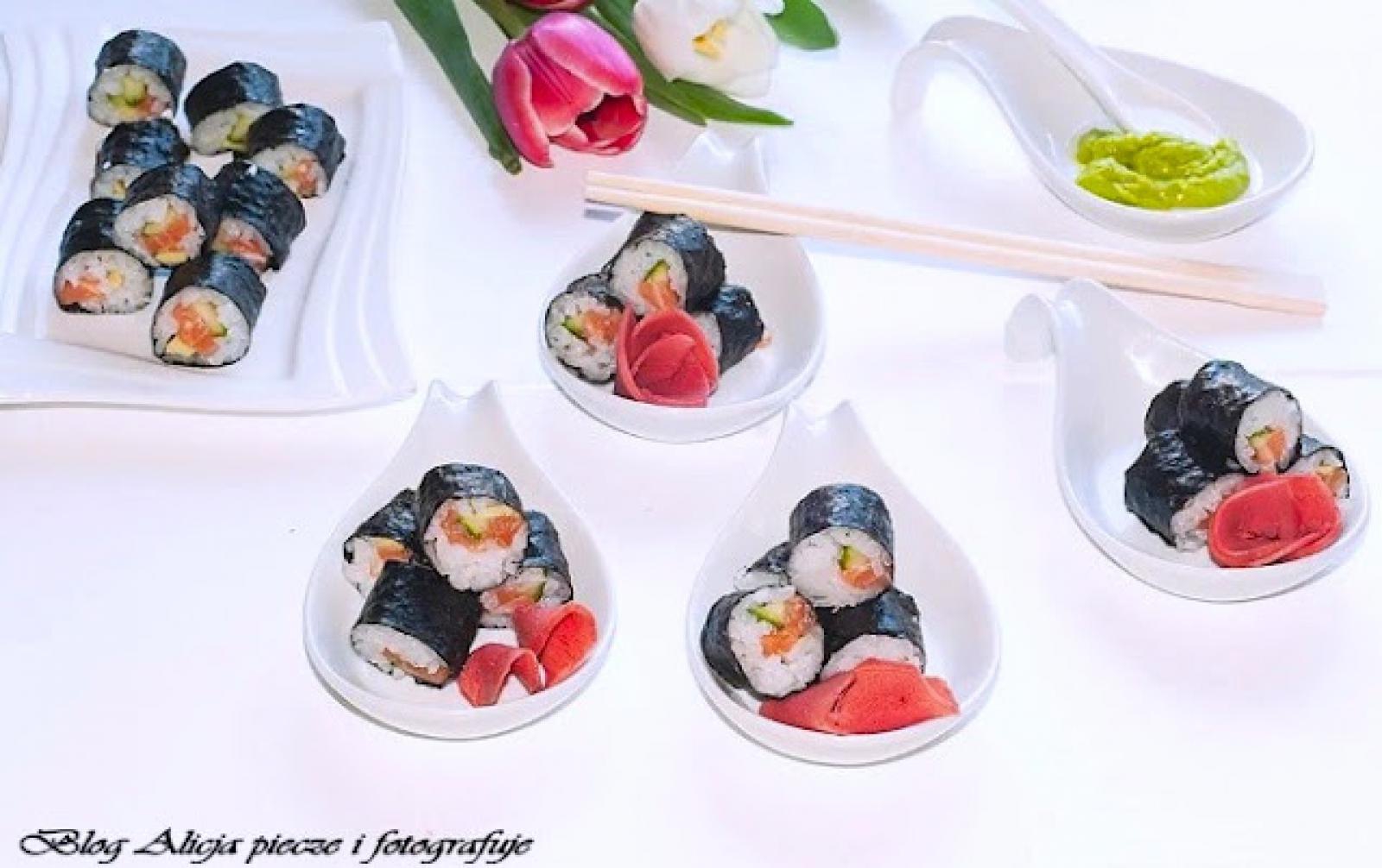 SUSHI -japońska -tradycyjna -potrawa -z- surowej -ryby