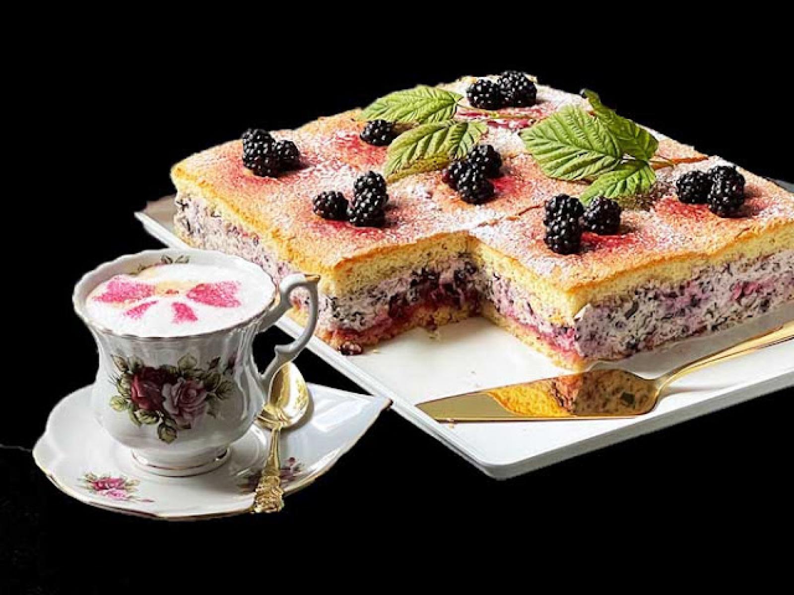 Biszkoptowe -ciasto -jeżynowe -straciatella