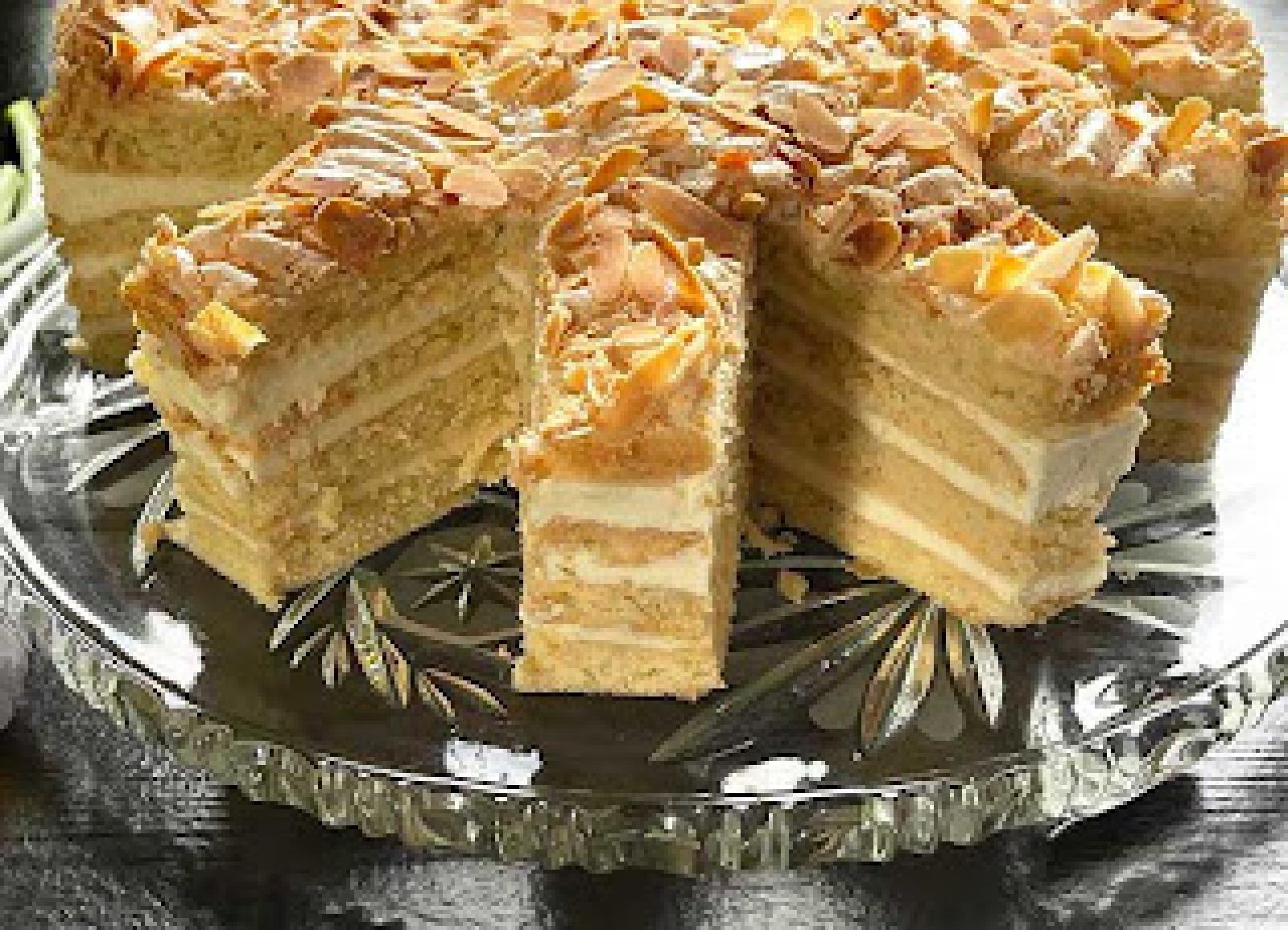 Tort z kwaśną -śmietaną -biała -piękność