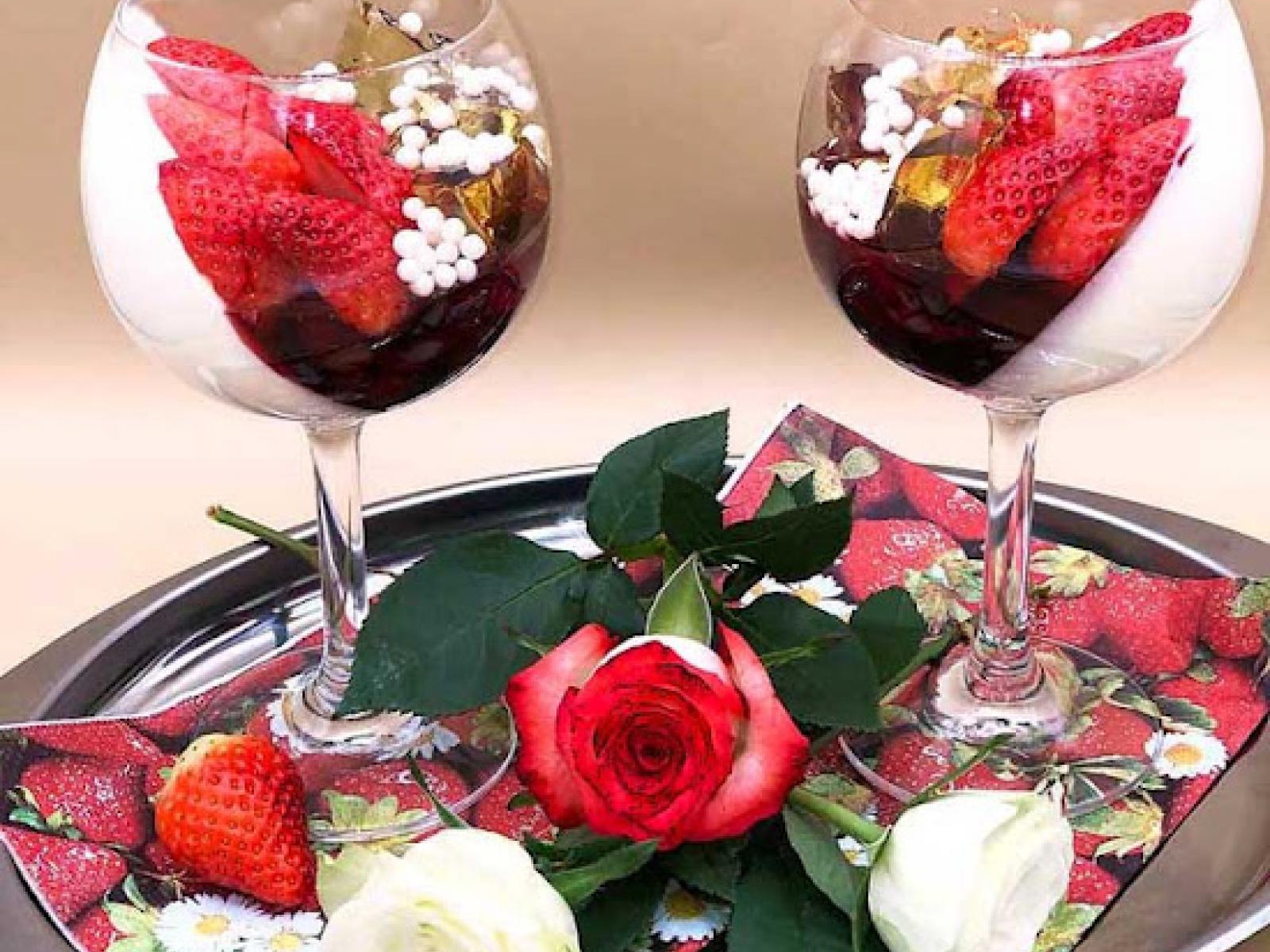 Mousse -deser -waniliowy -z -galaretką-i -wiśniami