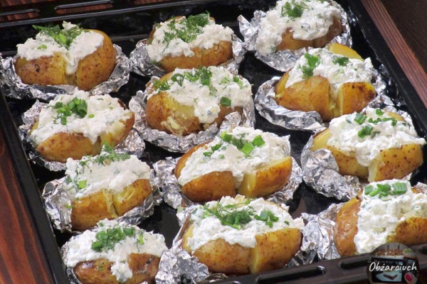 Pieczone ziemniaki z gzikiem - zrób ze zwykłego ziemniaka niezwykły obiad
