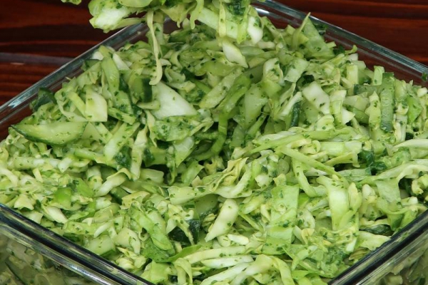 Surówka zielona bogini - swój smak zawdzięcza niezwykłemu sosowi