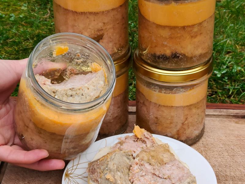 Kiełbasa ze słoika z galaretką