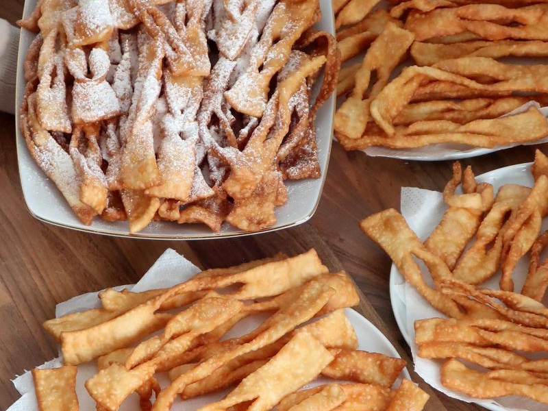 Faworki szampańskie - przepis na idealną chrupkość