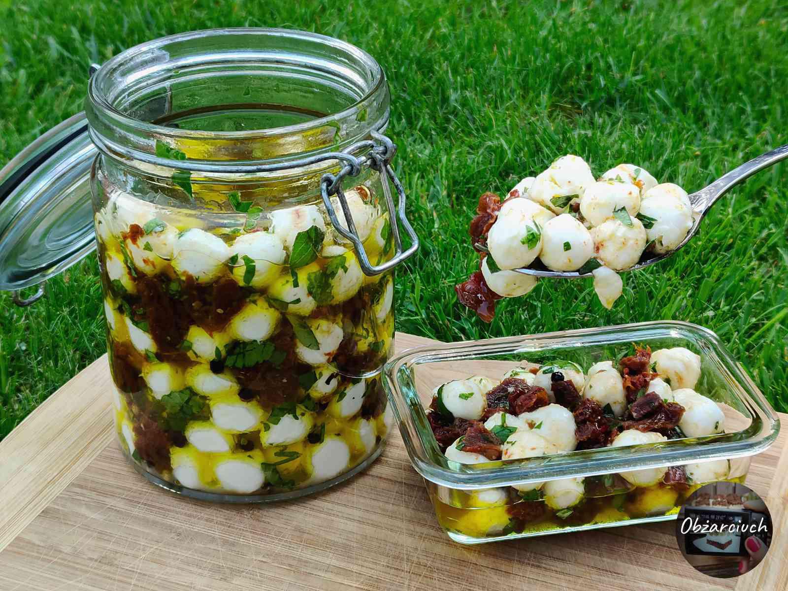 Najlepsza przekąska na imprezę i do grilla! Marynowana mozzarella w oliwie