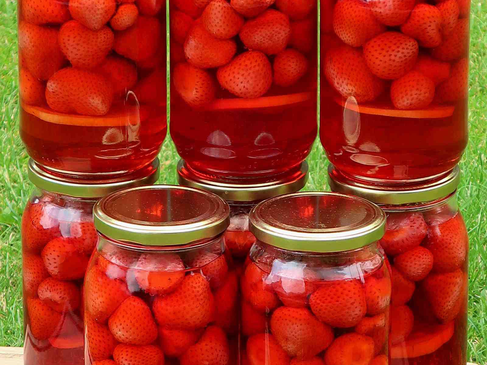 Kompot z truskawek na zimę – prosty przepis krok po kroku