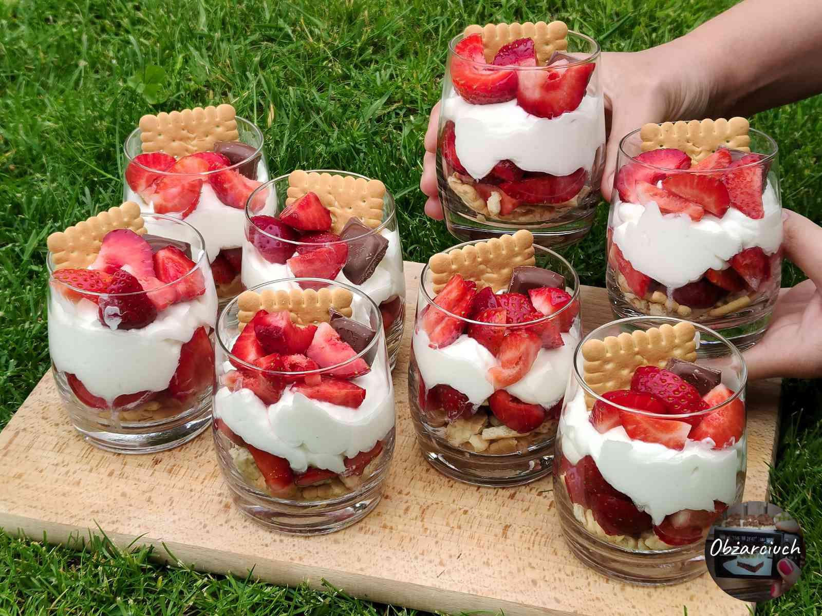 Szybkie deserki truskawkowe w szklankach