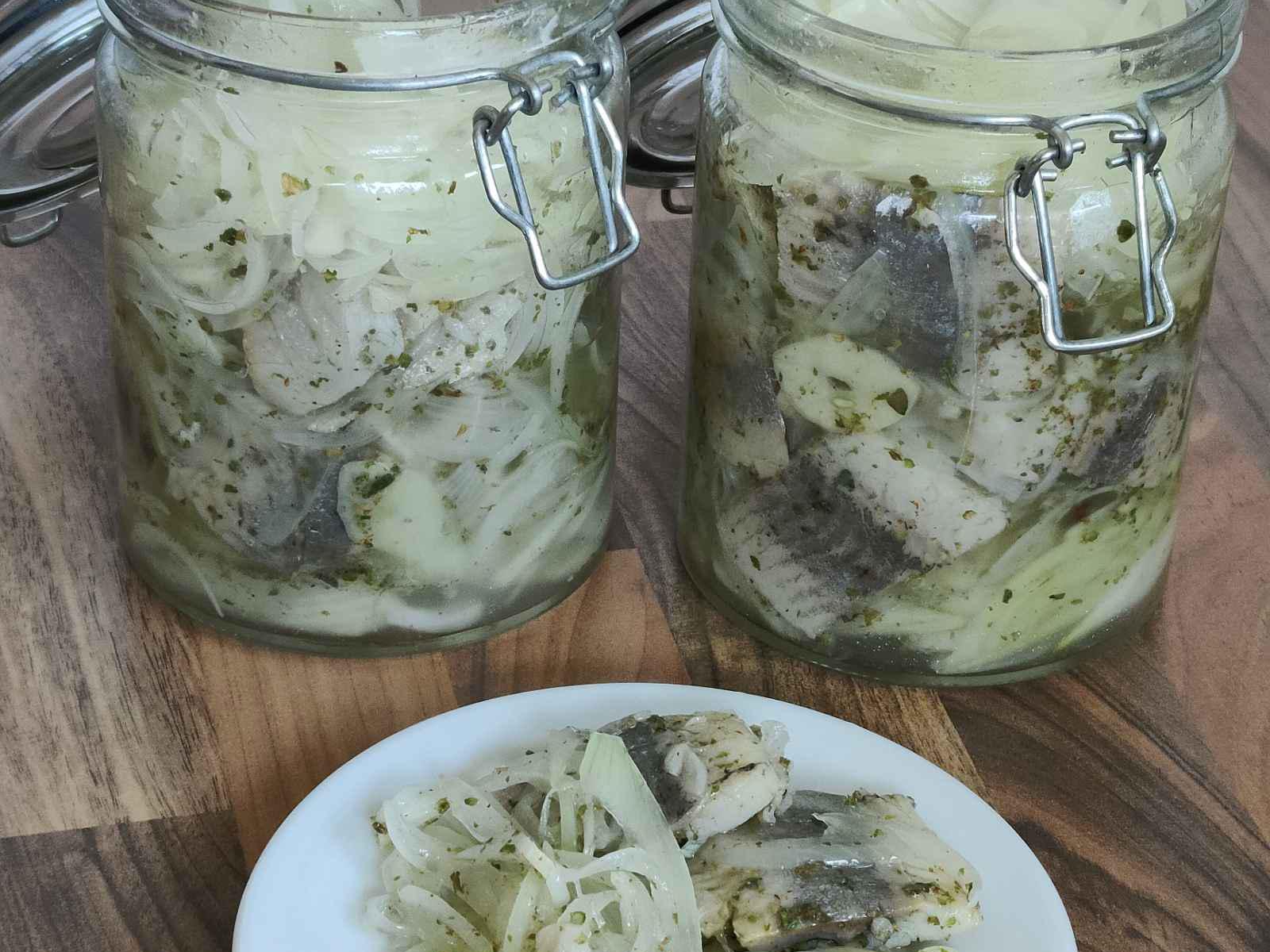 Śledzie z czosnkiem, majerankiem i cebulą – prosty przepis