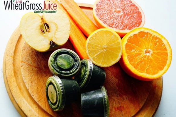 pomarańcza + grapefruit + sok z trawy pszenicznej + cytryna + marchewka + jabłko