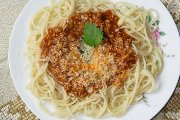 Spaghetti z sosem (mięso)