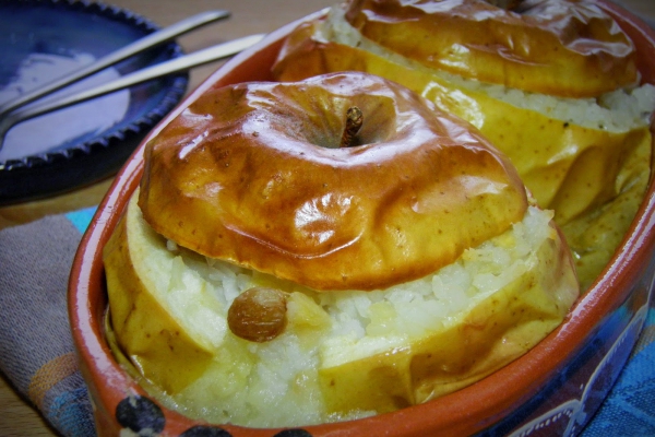 Pieczone jabłka (z ryżem, rodzynkami i pysznym sosem)