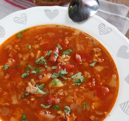 Zupa pomidorowa z mięsem mielonym i czerwoną soczewicą