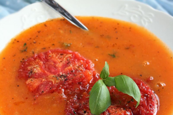 Kremowa zupa z kalarepy i świeżych pomidorów