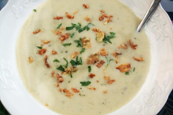 Kremowa zupa z pora i białych warzyw