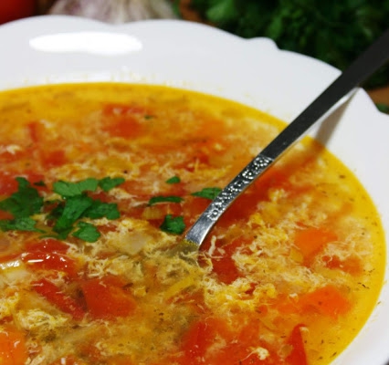 Szybka zupa domowa (jarzynowa zagęszczana jajkiem)