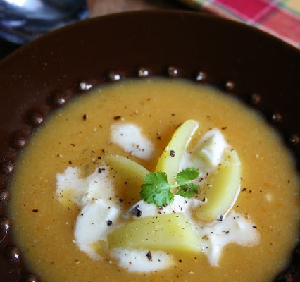 Kremowa zupa z kalafiorem, batatem i mozzarellą