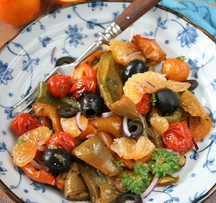 Sałatka z pieczonej papryki z oliwkami i mandarynkami