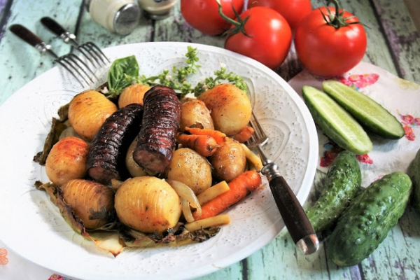 Ziemniaki grillowane z warzywami i kiełbasą