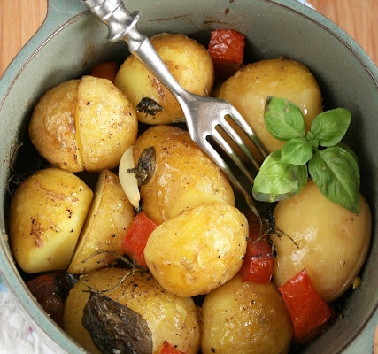Młode ziemniaki pieczone z pomidorem i ziołami