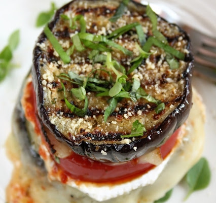 Grillowany bakłażan z soczystym pomidorem i serem pleśniowym