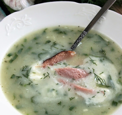 Kremowa zupa z białych warzyw z czosnkiem niedźwiedzim