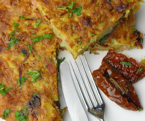 Omlet z ziemniakami, szynką i suszonymi pomidorami