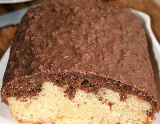 Dwukolorowe ciasto na białkach z polewą kokosową