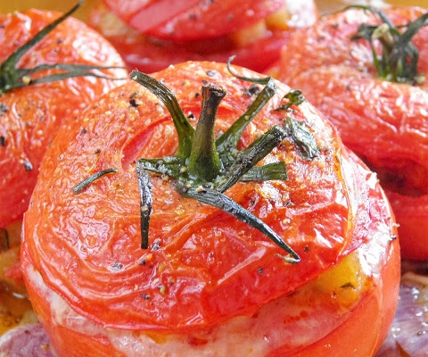 Pieczone pomidory faszerowane ziemniakami i ziołami